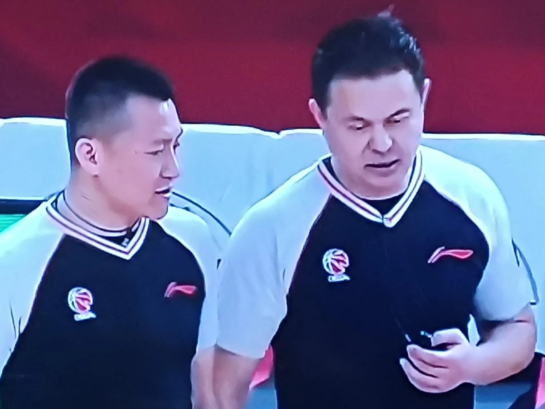 SKT带队取胜!,库里重要时刻重返赛场引发球迷热议 SKT带队取胜!,库里重要时刻重返赛场引发球迷热议